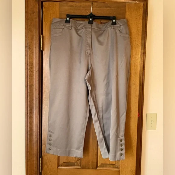 Pantalon Capri Dressbarn - Taille 10 - Couleur Khaki - Neuf Avec étiquettes